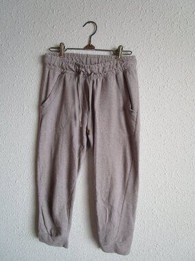 Grey capri sweatpants, cropped w pockets. New York Laundry Size S,